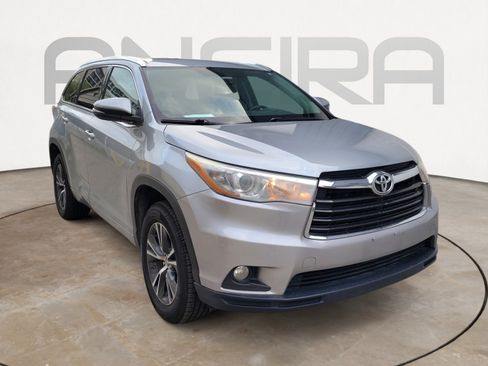 Used 2016 Toyota Highlander XLE image 2