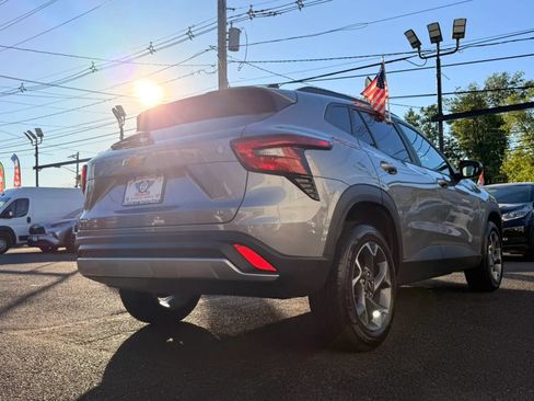 Used 2025 Chevrolet Trax LT FWD image 9