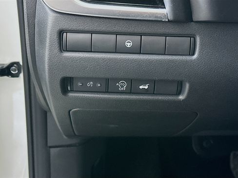 Used 2023 Nissan Rogue SL FWD image 16