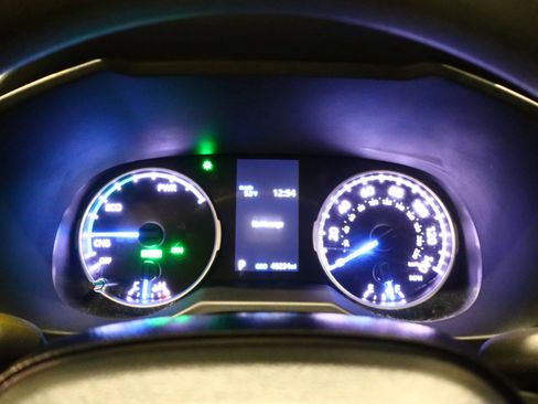 Used 2021 Toyota RAV4 LE image 13