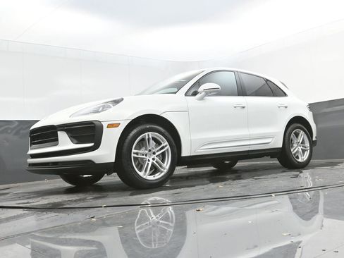 Certified 2022 Porsche Macan image 38
