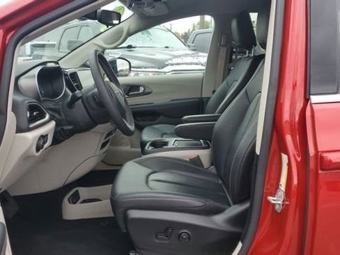 Certified 2024 Chrysler Pacifica Touring-L image 4