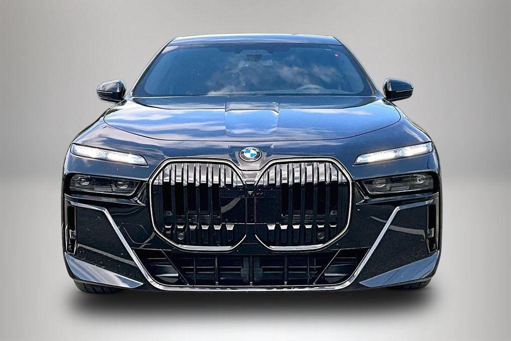Used 2026 BMW 760i xDrive w/ Executive Package AWD/4WD image 3