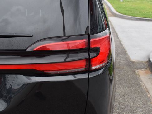 Used 2023 Chrysler Pacifica Touring-L FWD image 10