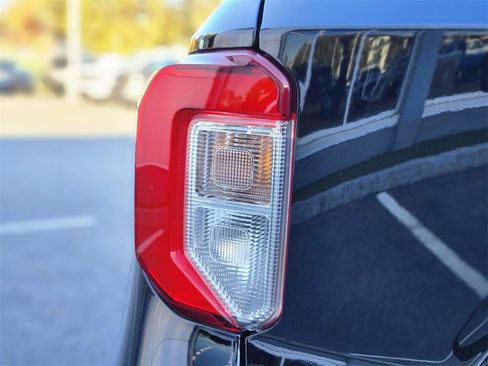 Used 2022 Ford Explorer XLT w/ Equipment Group 202A image 9