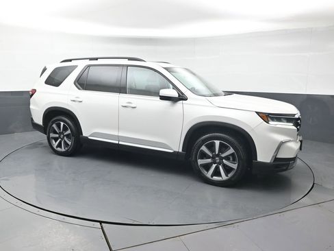 Used 2025 Honda Pilot Touring image 8