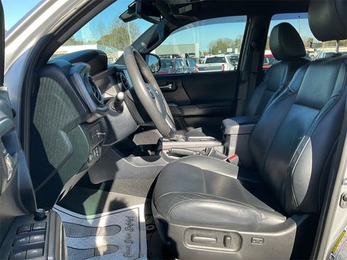 Used 2020 Toyota Tacoma TRD Sport image 16