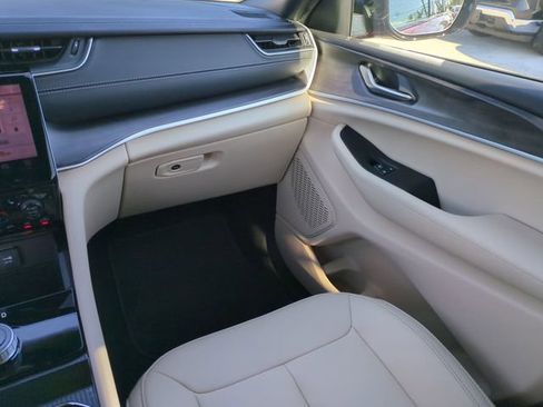 Used 2025 Jeep Grand Cherokee Limited image 18