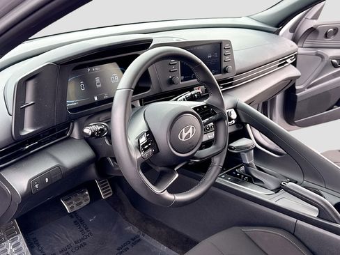 Used 2025 Hyundai Elantra Sport FWD image 4