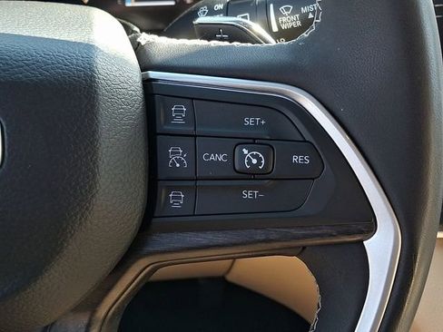 Used 2023 Jeep Grand Cherokee Limited AWD/4WD image 23