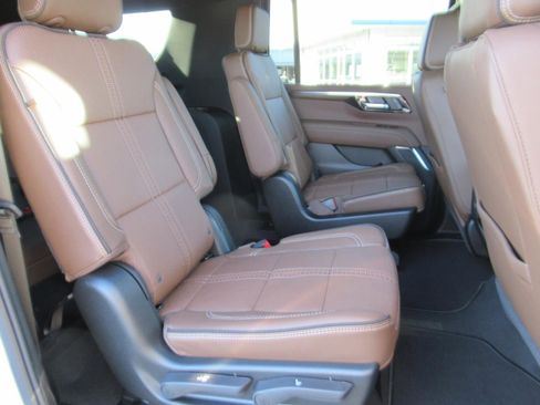 New 2026 Chevrolet Suburban High Country RWD image 33