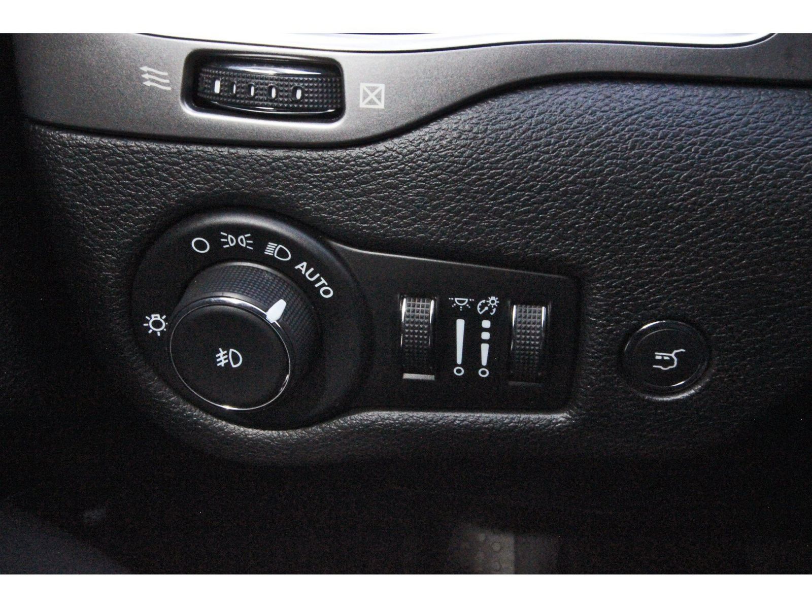 Used 2022 Jeep Cherokee Latitude Lux FWD image 25
