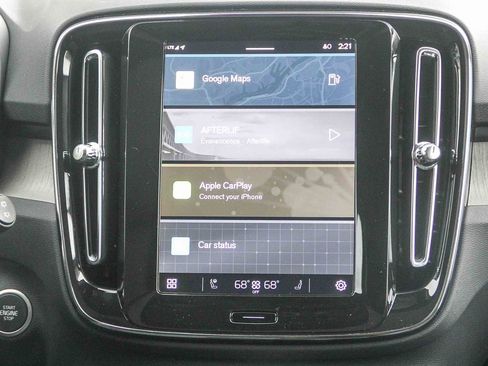 Used 2025 Volvo XC40 B5 Core image 17