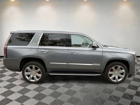 Used 2019 Cadillac Escalade Luxury image 2