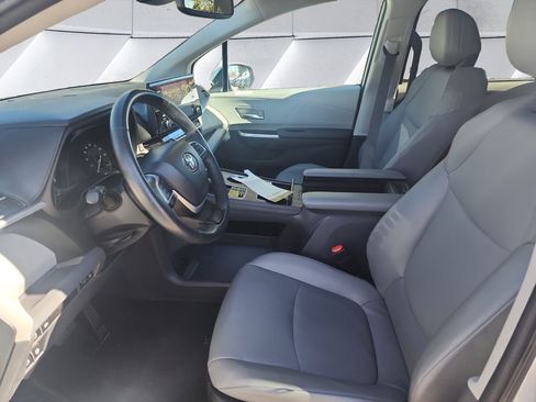 Used 2024 Toyota Sienna XLE image 7