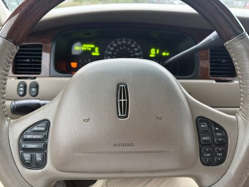 Used 2001 Lincoln Town Car Signature RWD image 5