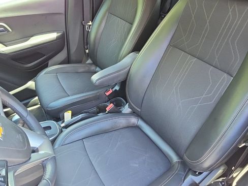 Used 2017 Chevrolet Trax LT w/ LT Convenience Package FWD image 24