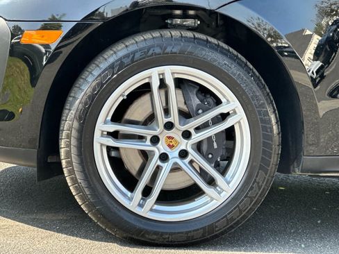 Certified 2025 Porsche Macan AWD/4WD image 30