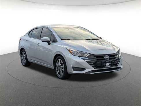 Used 2023 Nissan Versa SV image 3