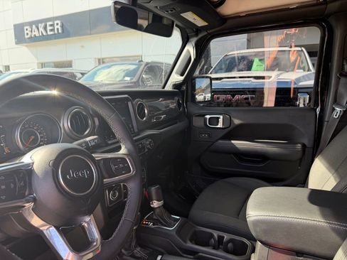 Used 2023 Jeep Gladiator Overland AWD/4WD image 9