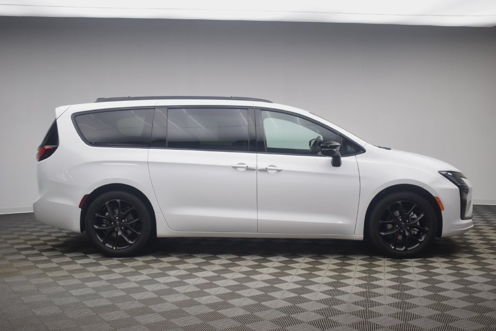 New 2027 Chrysler Pacifica Select FWD image 3