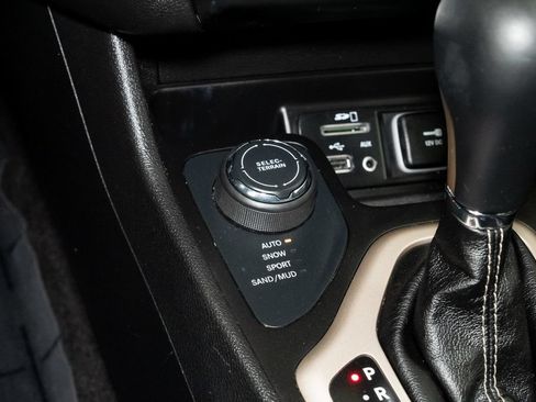 Used 2017 Jeep Cherokee Limited AWD/4WD image 20