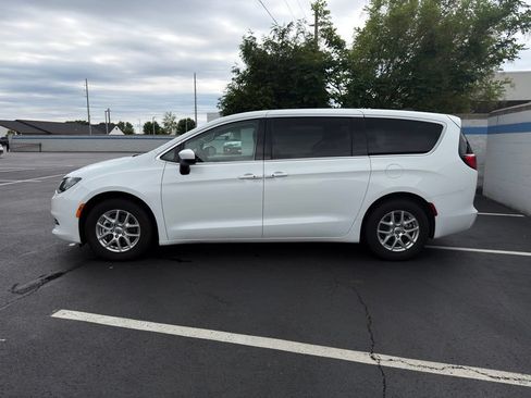Used 2022 Chrysler Voyager LX FWD image 2