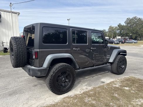 Used 2017 Jeep Wrangler Unlimited Sahara w/ Connectivity Group image 4