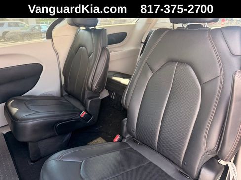 Used 2019 Chrysler Pacifica Touring-L FWD image 24