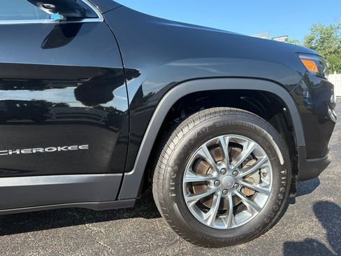 Used 2020 Jeep Cherokee Latitude Plus w/ Cold Weather Group AWD/4WD image 16