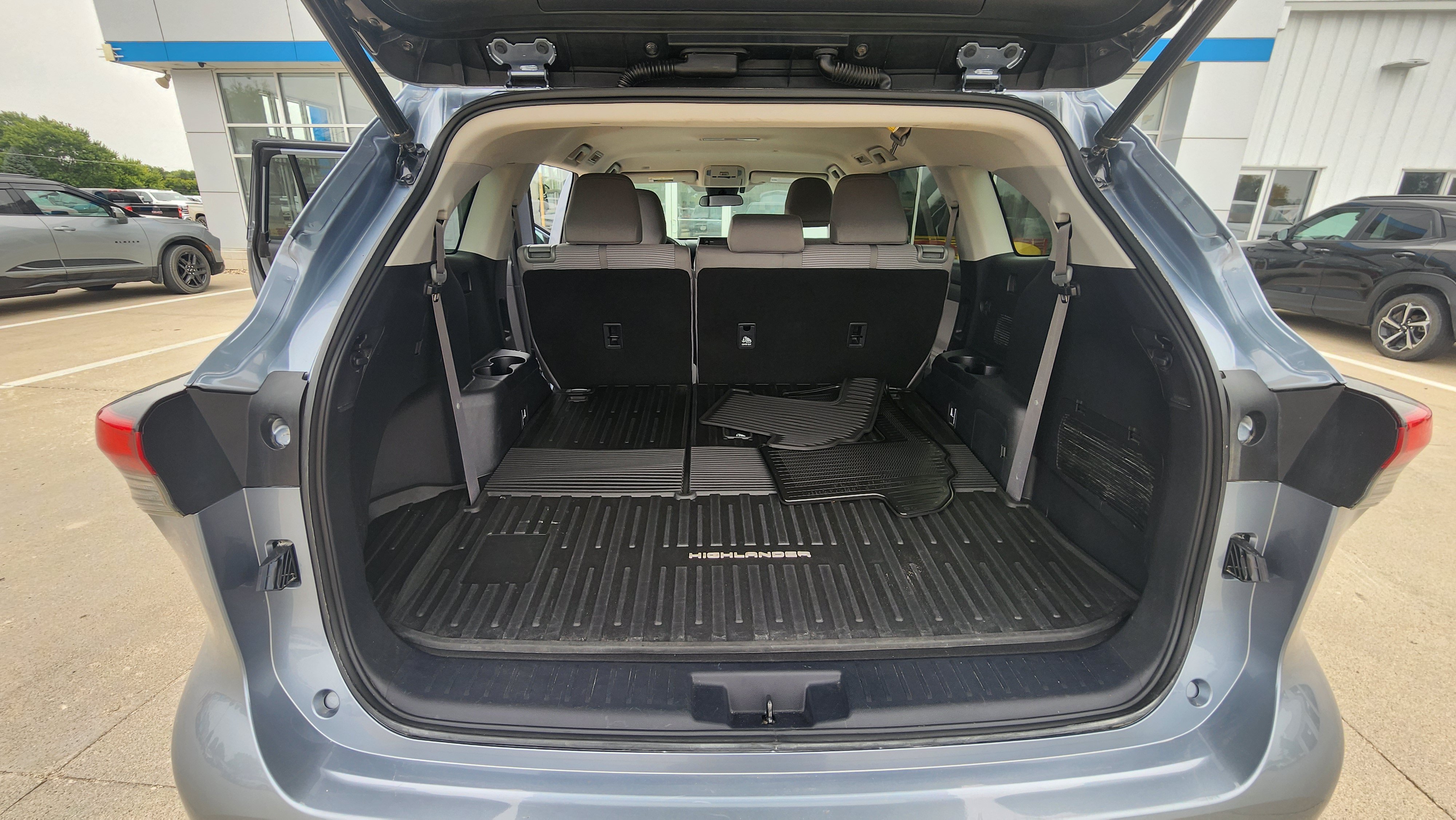 Used 2020 Toyota Highlander LE AWD/4WD image 21