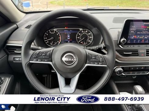 Used 2025 Nissan Altima 2.5 SV FWD image 15