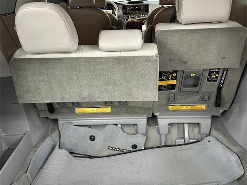 Used 2014 Toyota Sienna XLE image 28