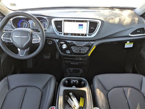 New 2026 Chrysler Pacifica Select image 15