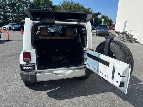 Used 2017 Jeep Wrangler Unlimited Sahara w/ Connectivity Group AWD/4WD image 11
