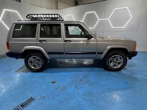 Used 2000 Jeep Cherokee Sport image 3
