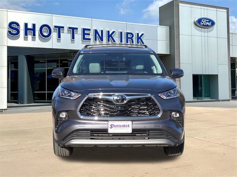 Used 2023 Toyota Highlander L image 2