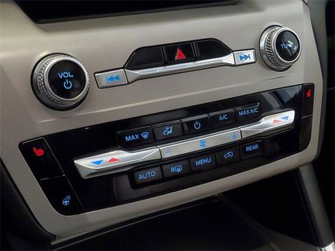 Used 2023 Ford Explorer XLT w/ Equipment Group 202A image 25