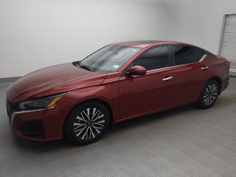 Used 2024 Nissan Altima 2.5 SV w/ SV Premium Package FWD image 2