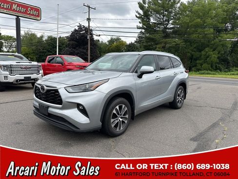 Used 2023 Toyota Highlander XLE AWD/4WD image 1