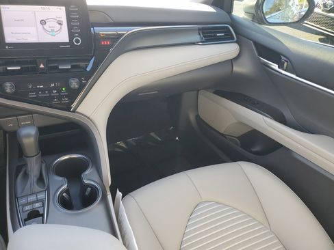 Certified 2022 Toyota Camry SE image 13