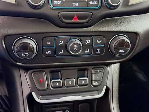 Used 2018 GMC Terrain Denali w/ Driver Alert Package II AWD/4WD image 17