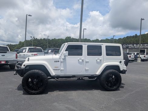 Used 2014 Jeep Wrangler Unlimited Sahara w/ Connectivity Group AWD/4WD image 8