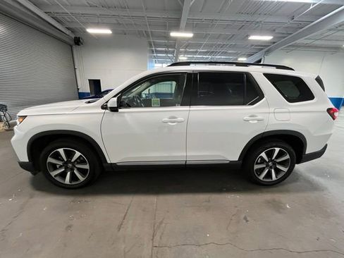 Used 2025 Honda Pilot Touring image 6