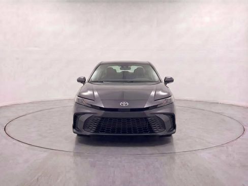 Used 2025 Toyota Camry SE image 3