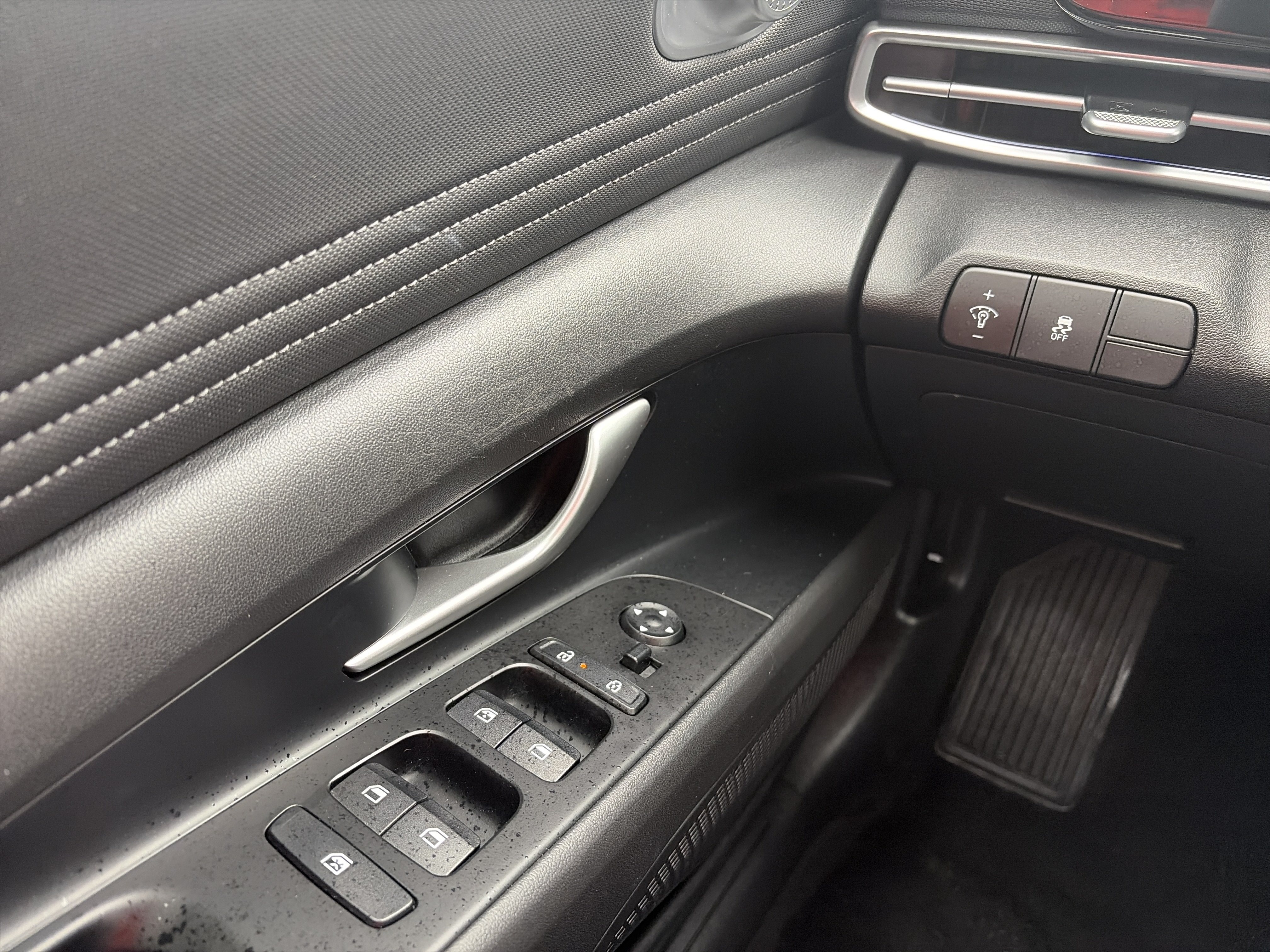 Used 2025 Hyundai Elantra SEL FWD image 24