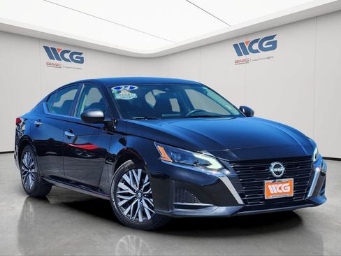 Used 2024 Nissan Altima 2.5 SV FWD image 2