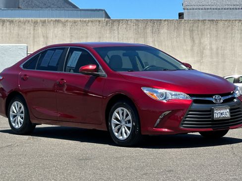 Used 2017 Toyota Camry LE FWD image 5