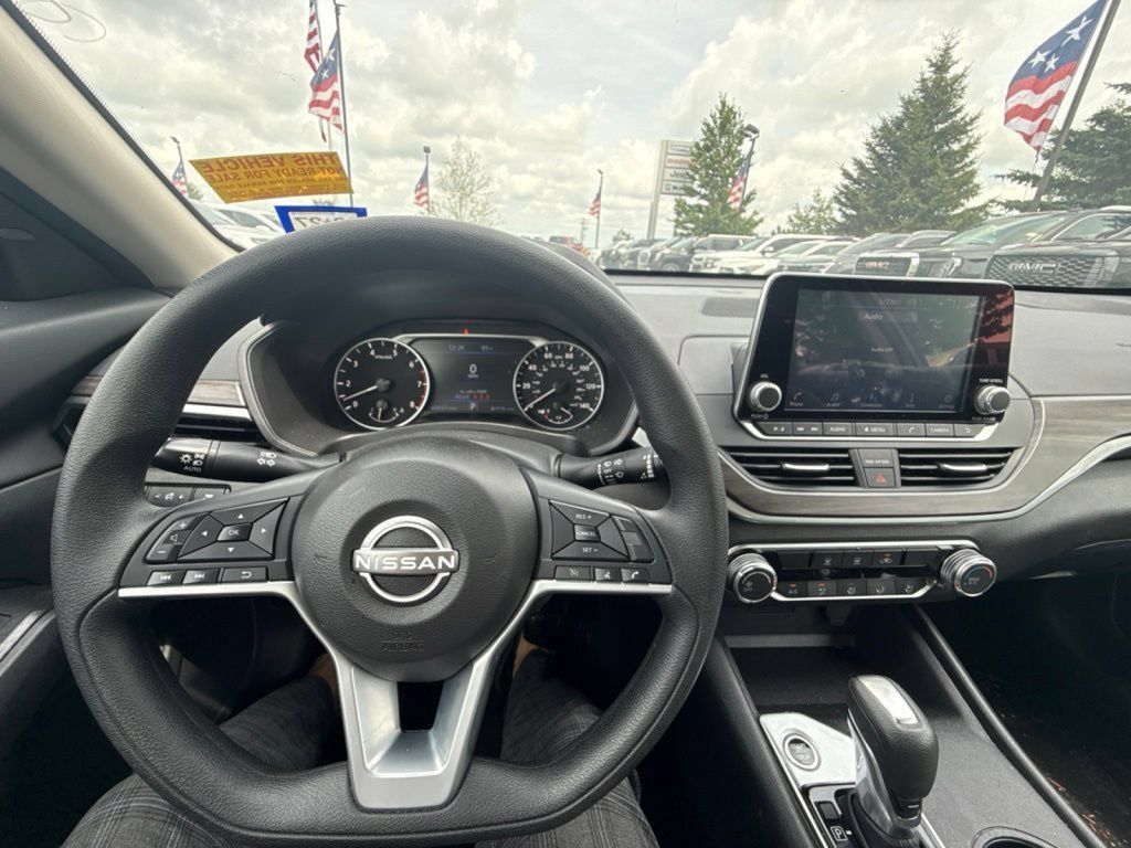 Used 2025 Nissan Altima 2.5 SV FWD image 16