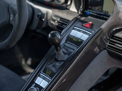 Used 2004 Porsche Carrera GT RWD image 32